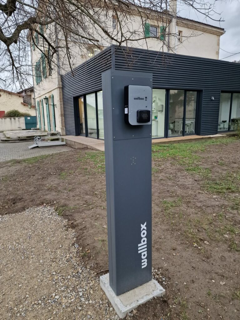 Pose d'une borne de recharge électrique sur un parking professionnel